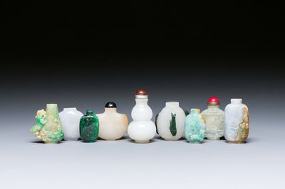 Nine Chinese jade, glass and hardstone snuff bottles, 19/20th C. — photo 1