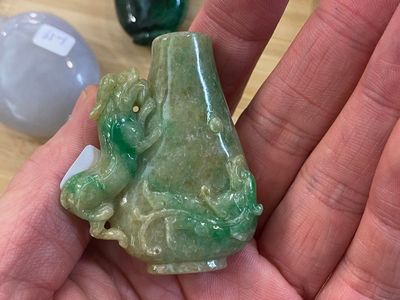 Nine Chinese jade, glass and hardstone snuff bottles, 19/20th C. — photo 14