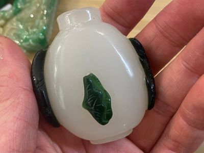 Nine Chinese jade, glass and hardstone snuff bottles, 19/20th C. — photo 26