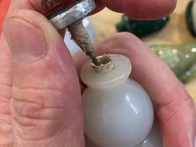 Nine Chinese jade, glass and hardstone snuff bottles, 19/20th C. — photo 9