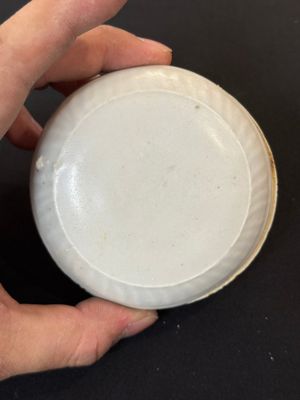 Nine Chinese white-glazed boxes and covers with incised floral design from the Jepara shipwreck, Dehua or Anxi kiln, Song — 照片 12