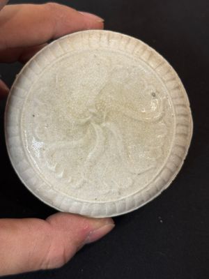 Nine Chinese white-glazed boxes and covers with incised floral design from the Jepara shipwreck, Dehua or Anxi kiln, Song — 照片 20