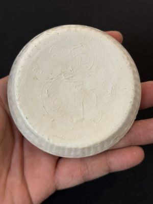 Nine Chinese white-glazed boxes and covers with incised floral design from the Jepara shipwreck, Dehua or Anxi kiln, Song — 照片 21