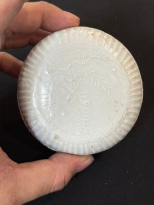 Nine Chinese white-glazed boxes and covers with incised floral design from the Jepara shipwreck, Dehua or Anxi kiln, Song — 照片 28
