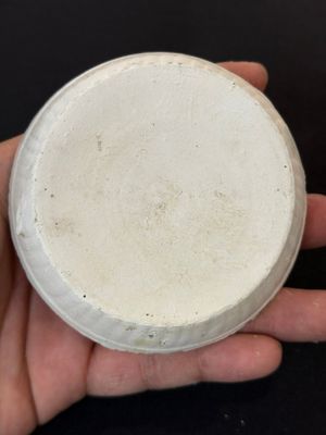 Nine Chinese white-glazed boxes and covers with incised floral design from the Jepara shipwreck, Dehua or Anxi kiln, Song — 照片 5