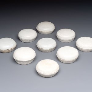 Nine Chinese white-glazed boxes and covers with incised floral design from the Jepara shipwreck, Dehua or Anxi kiln, Song — 照片 1