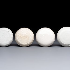 Nine Chinese white-glazed boxes and covers with incised floral design from the Jepara shipwreck, Dehua or Anxi kiln, Song — 照片 2
