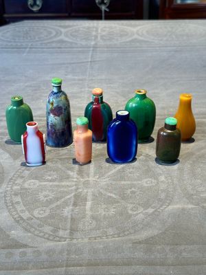 Nine monochrome Chinese porcelain and glass snuff bottles, 19/20th C. — photo 1