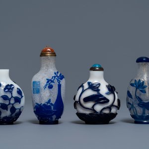 Nine various Chinese blue overlay glass snuff bottles, 19/20th C. — photo 6