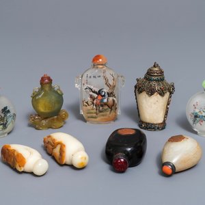 Nine various Chinese jade, hardstone and glass snuff bottles, 19/20th C. — 照片 1