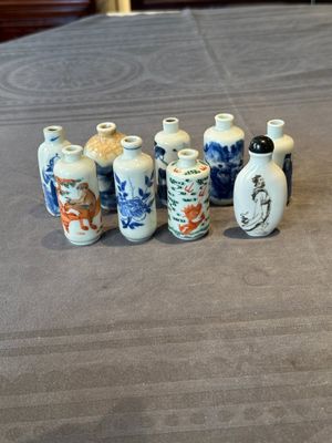 Nine various Chinese porcelain snuff bottles, Yongzheng and Tongzhi mark, 19/20th C. — photo 1