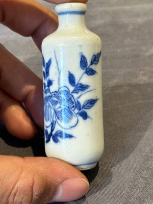 Nine various Chinese porcelain snuff bottles, Yongzheng and Tongzhi mark, 19/20th C. — photo 11