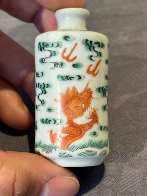 Nine various Chinese porcelain snuff bottles, Yongzheng and Tongzhi mark, 19/20th C. — photo 14