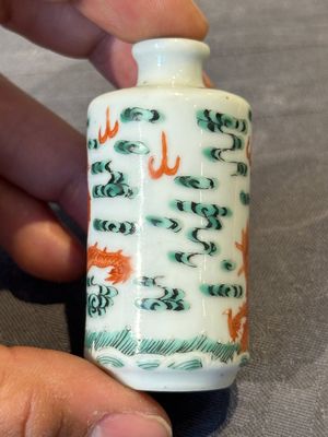 Nine various Chinese porcelain snuff bottles, Yongzheng and Tongzhi mark, 19/20th C. — photo 15