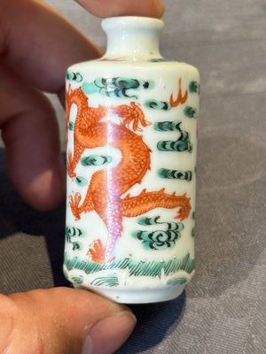 Nine various Chinese porcelain snuff bottles, Yongzheng and Tongzhi mark, 19/20th C. — photo 16