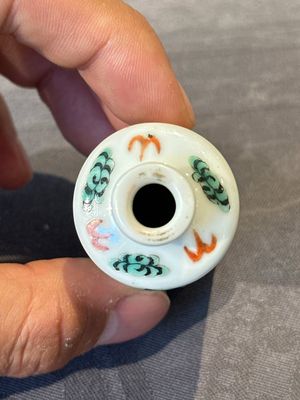 Nine various Chinese porcelain snuff bottles, Yongzheng and Tongzhi mark, 19/20th C. — photo 18