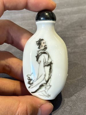 Nine various Chinese porcelain snuff bottles, Yongzheng and Tongzhi mark, 19/20th C. — photo 20