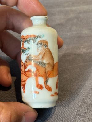 Nine various Chinese porcelain snuff bottles, Yongzheng and Tongzhi mark, 19/20th C. — photo 2