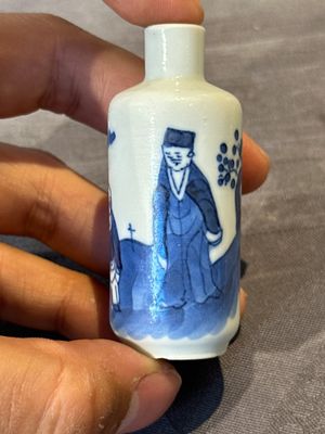 Nine various Chinese porcelain snuff bottles, Yongzheng and Tongzhi mark, 19/20th C. — photo 25