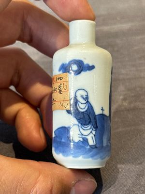 Nine various Chinese porcelain snuff bottles, Yongzheng and Tongzhi mark, 19/20th C. — photo 26