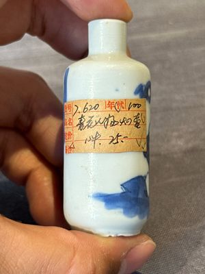 Nine various Chinese porcelain snuff bottles, Yongzheng and Tongzhi mark, 19/20th C. — photo 27