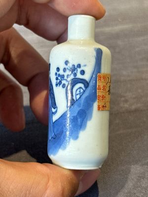 Nine various Chinese porcelain snuff bottles, Yongzheng and Tongzhi mark, 19/20th C. — photo 28
