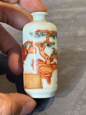 Nine various Chinese porcelain snuff bottles, Yongzheng and Tongzhi mark, 19/20th C. — photo 3