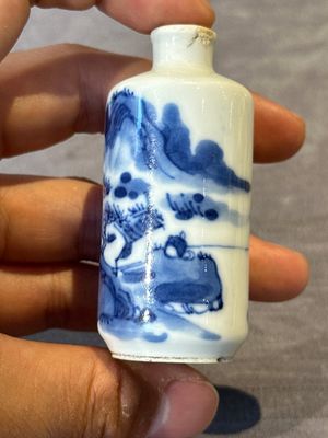 Nine various Chinese porcelain snuff bottles, Yongzheng and Tongzhi mark, 19/20th C. — photo 32