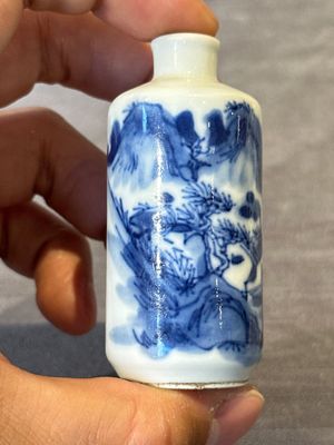 Nine various Chinese porcelain snuff bottles, Yongzheng and Tongzhi mark, 19/20th C. — photo 33