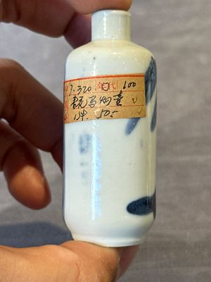 Nine various Chinese porcelain snuff bottles, Yongzheng and Tongzhi mark, 19/20th C. — photo 39