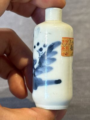 Nine various Chinese porcelain snuff bottles, Yongzheng and Tongzhi mark, 19/20th C. — photo 40