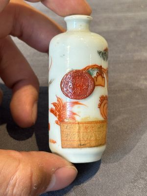 Nine various Chinese porcelain snuff bottles, Yongzheng and Tongzhi mark, 19/20th C. — photo 4