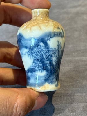 Nine various Chinese porcelain snuff bottles, Yongzheng and Tongzhi mark, 19/20th C. — photo 43