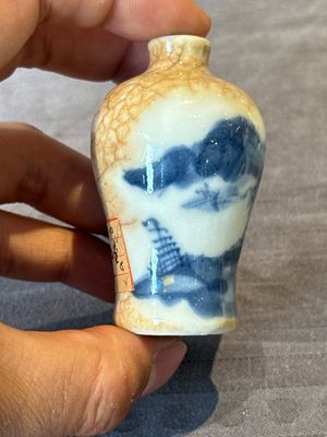 Nine various Chinese porcelain snuff bottles, Yongzheng and Tongzhi mark, 19/20th C. — photo 44