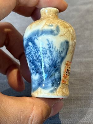 Nine various Chinese porcelain snuff bottles, Yongzheng and Tongzhi mark, 19/20th C. — photo 46