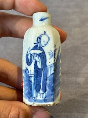 Nine various Chinese porcelain snuff bottles, Yongzheng and Tongzhi mark, 19/20th C. — photo 49