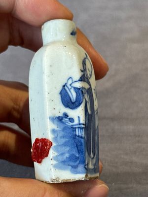 Nine various Chinese porcelain snuff bottles, Yongzheng and Tongzhi mark, 19/20th C. — photo 50