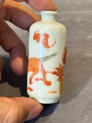 Nine various Chinese porcelain snuff bottles, Yongzheng and Tongzhi mark, 19/20th C. — photo 5