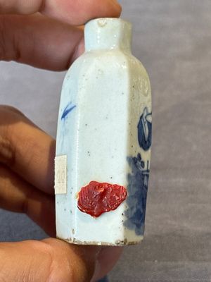 Nine various Chinese porcelain snuff bottles, Yongzheng and Tongzhi mark, 19/20th C. — photo 51