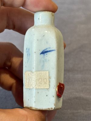Nine various Chinese porcelain snuff bottles, Yongzheng and Tongzhi mark, 19/20th C. — photo 52