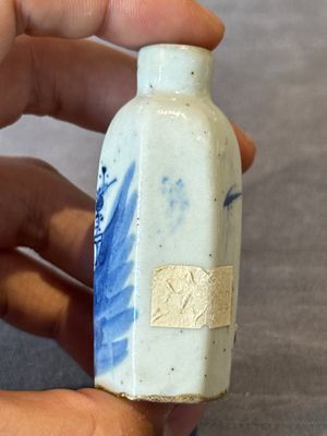 Nine various Chinese porcelain snuff bottles, Yongzheng and Tongzhi mark, 19/20th C. — photo 53