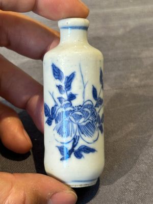 Nine various Chinese porcelain snuff bottles, Yongzheng and Tongzhi mark, 19/20th C. — photo 8