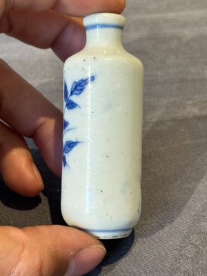 Nine various Chinese porcelain snuff bottles, Yongzheng and Tongzhi mark, 19/20th C. — photo 10