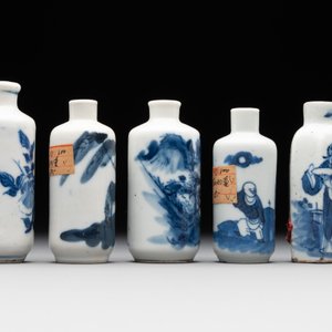 Nine various Chinese porcelain snuff bottles, Yongzheng and Tongzhi mark, 19/20th C. — photo 11