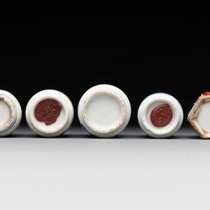 Nine various Chinese porcelain snuff bottles, Yongzheng and Tongzhi mark, 19/20th C. — photo 13
