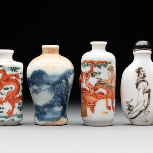 Nine various Chinese porcelain snuff bottles, Yongzheng and Tongzhi mark, 19/20th C. — photo 2