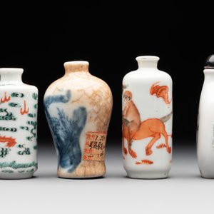 Nine various Chinese porcelain snuff bottles, Yongzheng and Tongzhi mark, 19/20th C. — photo 3