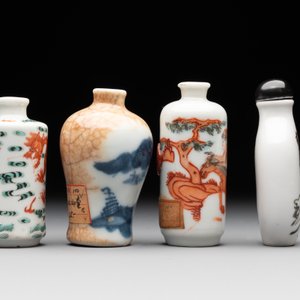 Nine various Chinese porcelain snuff bottles, Yongzheng and Tongzhi mark, 19/20th C. — photo 5