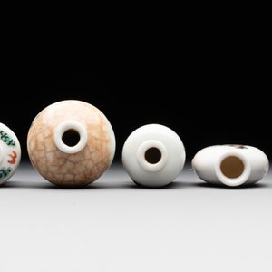 Nine various Chinese porcelain snuff bottles, Yongzheng and Tongzhi mark, 19/20th C. — photo 6