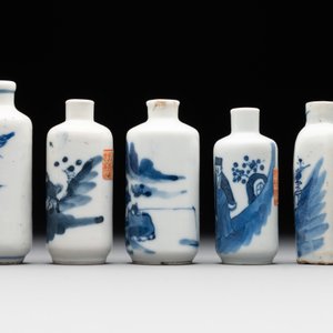 Nine various Chinese porcelain snuff bottles, Yongzheng and Tongzhi mark, 19/20th C. — photo 9
